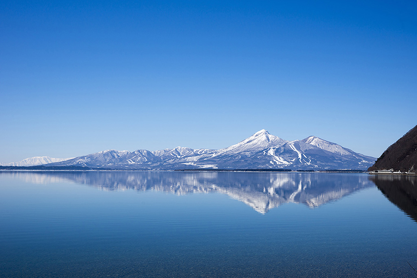 猪苗代湖の湖面と磐梯山